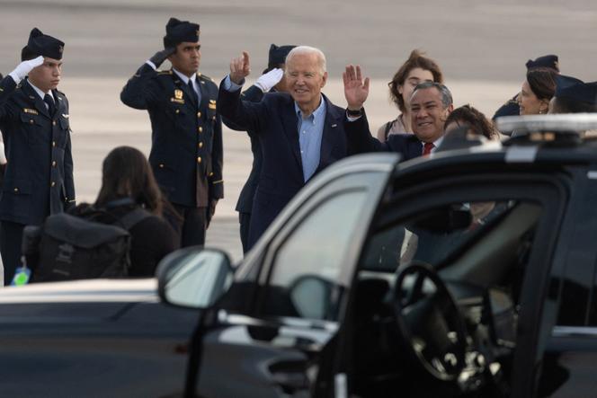 O presidente dos EUA, Joe Biden, é recebido por Gustavo Adrianzen, primeiro-ministro do Peru, no Aeroporto Internacional Jorge Chávez, antes da cúpula da APEC em Lima, Peru, em 14 de novembro de 2024. 