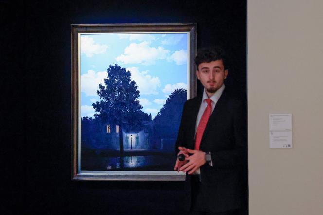 Une toile de la série « L’Empire des lumières » (1957), de René Magritte, présenté à la maison d’enchère Christie’s, à New York, le 8 novembre 2024.