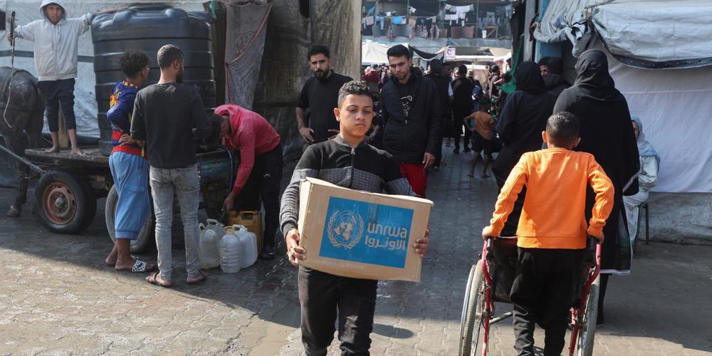 Un habitant de la bande de Gaza transporte un carton d’aide alimentaire fourni par l’Unrwa, à Deir Al-Balah, le 4 novembre 2024.
