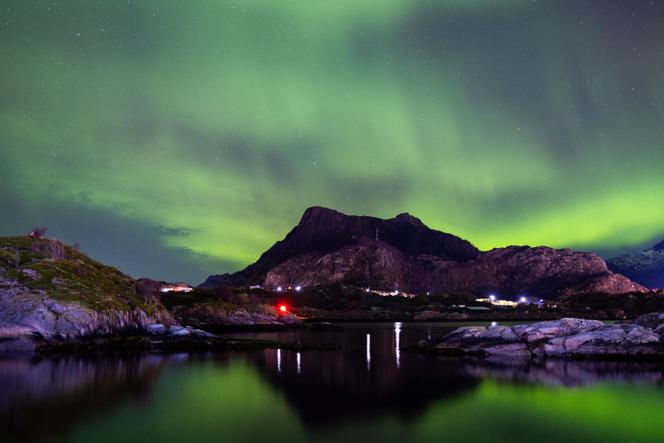 Des aurores boréales dans le ciel de Svolvaer, dans les îles Lofoten, en Norvège, le 22 octobre 2023.