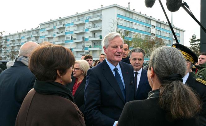 Michel Barnier visita o bairro de Monplaisir, em Angers, à margem das reuniões das associações dos departamentos eleitos da França, no dia 15 de novembro de 2024.