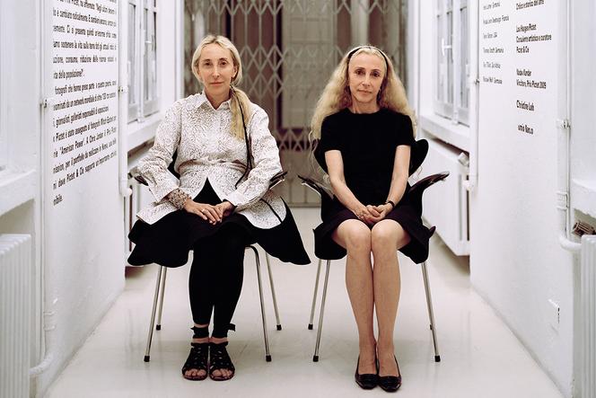 Carla Sozzani (à gauche) et sa sœur, Franca, à Milan en 2011.