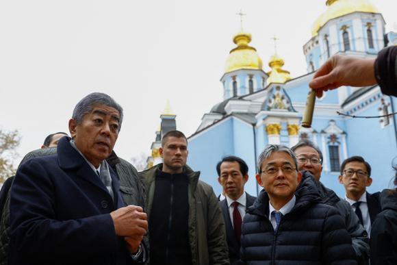 Le ministre des affaires étrangères japonais, Takeshi Iwaya, dans la cathédrale Saint-Michel, à Kiev, en Ukraine, le 16 novembre 2024.