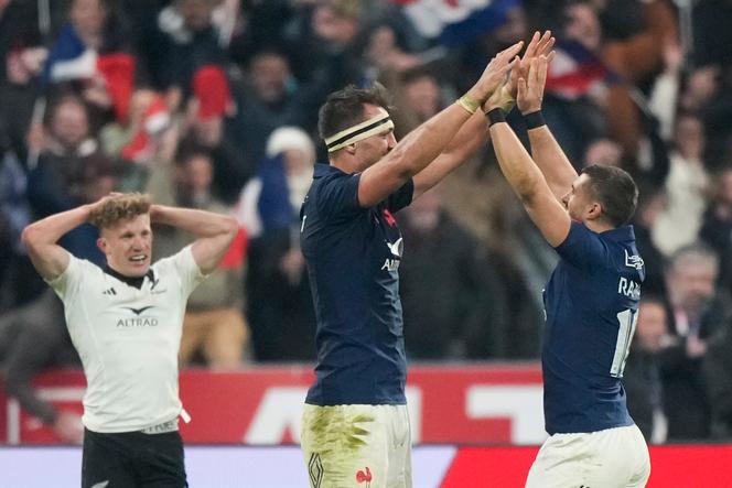 Thomas Ramos (à direita) e Alexandre Roumat comemoraram a vitória do XV francês contra a Nova Zelândia, sábado, 16 de novembro, no Stade de France.
