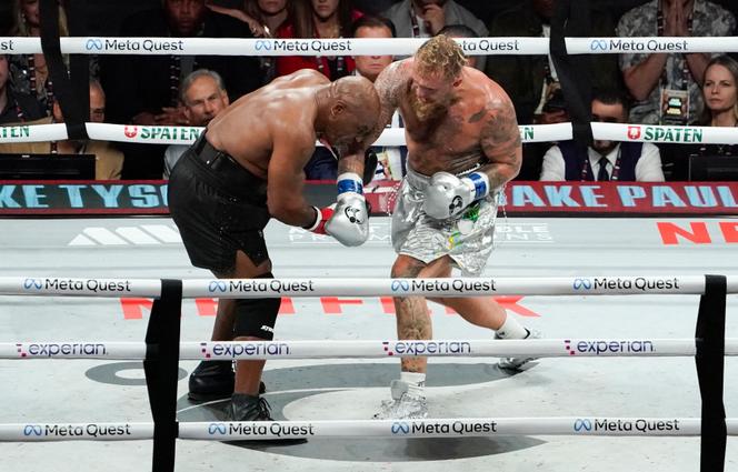 O boxeador profissional americano aposentado Mike Tyson (à esquerda) e o boxeador americano do YouTuber Jake Paul durante a luta de boxe de peso pesado no AT&T Stadium em Arlington, Texas, em 15 de novembro de 2024.