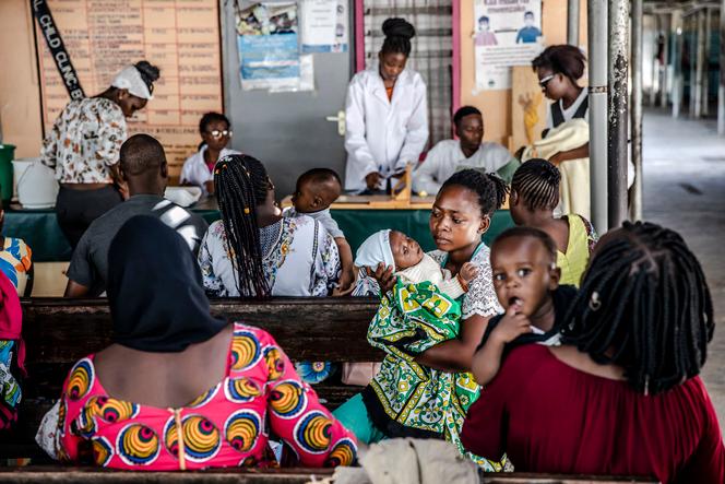 Des bébés présentant des symptômes de paludisme et leurs mères attendent pour des examens médicaux, à l’hôpital du comté de Kilifi, au Kenya, le 20 mai 2022. 