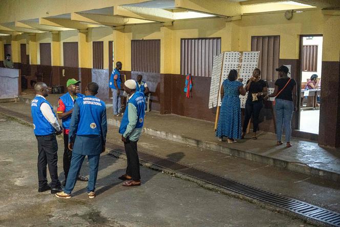 Observadores eleitorais fora de uma assembleia de voto, em Libreville, 16 de novembro de 2024.
