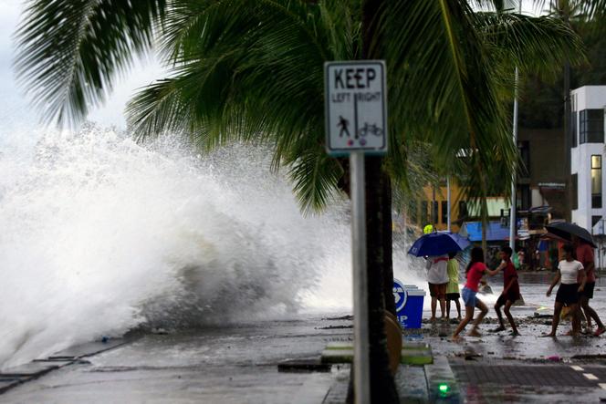 Grandes ondas quebram na costa antes da chegada do Supertufão Man-yi, em Legaspi, Filipinas, em 16 de novembro de 2024.  