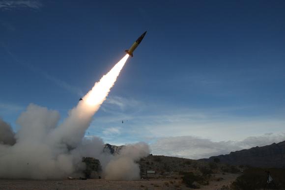 Photo du 14 décembre 2021 fournie par le département de la défense américain montrant un tir d’essai d’un missile tactique (ATACMS) au terrain d’essai de White Sands, au Nouveau-Mexique.