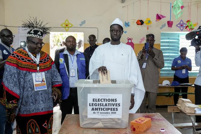 O Presidente senegalês, Bassirou Diomaye Faye, votou no domingo, 17 de Novembro, em Ndiaganio. 