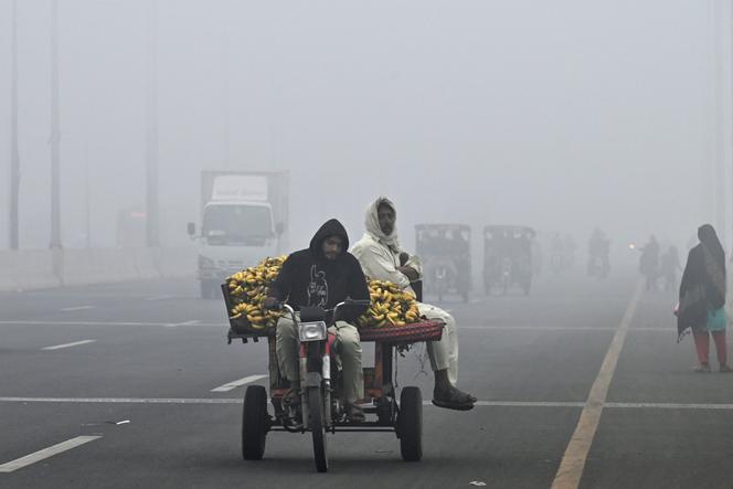 Lahore, a segunda cidade do Paquistão, está sufocando há duas semanas devido à poluição atmosférica recorde.