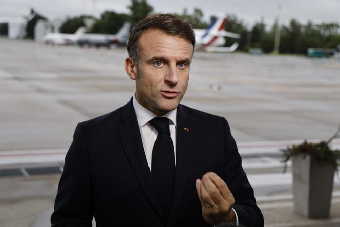 Emmanuel Macron falou à imprensa, na pista do aeroporto de Buenos Aires, domingo, 17 de novembro de 2024. 