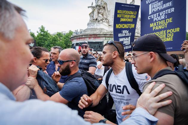 Des membres du collectif Némésis perturbent le rassemblement anti-RN, à Paris, le 27 juin 2024.
