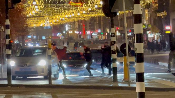 Des affrontements après un match de football entre l’Ajax Amsterdam et le Maccabi Tel-Aviv, près de la gare centrale, à Amsterdam, le 8 novembre 2024.