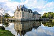 Le château de la Ferté-Saint-Aubin, au bord de la rivière du Cosson.