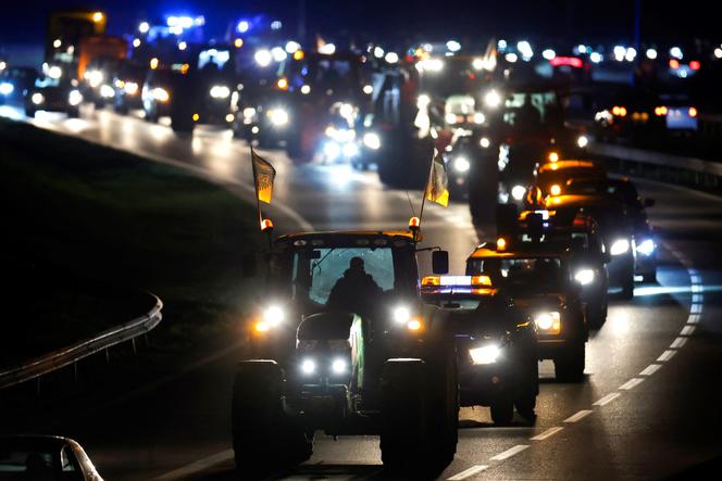 Début d’une manifestation nationale des agriculteurs français sur la RN118 au contre l’accord UE-Mercosur vers Velizy-Villacoublay, au sud-ouest de Paris, le 17 novembre 2024.