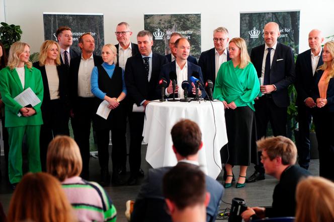 O Ministro Tripartite Verde dinamarquês, Jeppe Bruus, e os membros da coalizão apresentam um acordo político, em Copenhague, em 18 de novembro de 2024. 