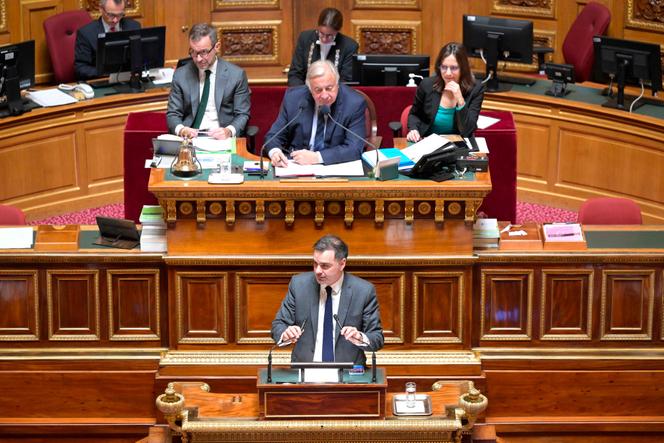 O Presidente do Senado, Gérard Larcher (em cima), e o Ministro do Orçamento, Laurent Saint-Martin (em baixo), na abertura dos debates sobre o orçamento da Segurança Social, no Senado, 18 de novembro de 2024. 