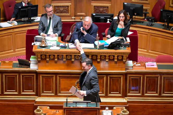O Ministro das Contas Públicas, Laurent Saint-Martin, aperta a mão do Presidente do Senado, Gérard Larcher, durante a apreciação do orçamento da Segurança Social no Palácio do Luxemburgo, em Paris, no dia 18 de novembro de 2024.