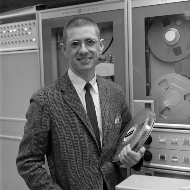 Thomas E. Kurtz tient une bande magnétique dans le département d’informatique de l’université de Dartmouth (New Hampshire, Etats-Unis), dans les années 1960.