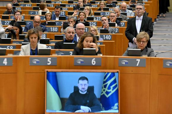 Des membres du Parlement européen devant le discours de Volodymyr Zelensky, en visioconférence, le 19 novembre 2024.