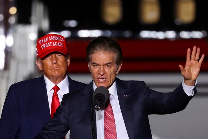 Donald Trump e Mehmet Oz, durante sua campanha para as eleições senatoriais, em Latrobe (Pensilvânia), 5 de novembro de 2022.