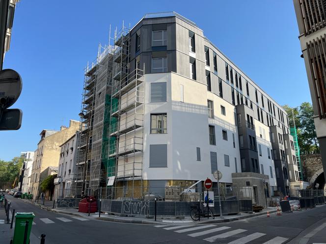 La surélévation et la réhabilitation de ce bâtiment de trois étages, rue de la Croix Saint-Simon, dans le 20e arrondissement de Paris, a permis de créer seize nouveaux logemens, répartis sur deux niveaux. Le 19 septembre 2024