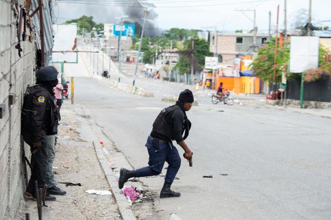 Echange de coups de feu entre les forces de l’ordre et des membres présumés de gangs, à Port-au-Prince (Haïti), le 11 novembre 2024. 