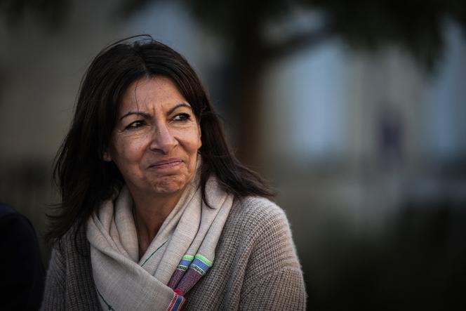 A prefeita de Paris, a socialista Anne Hidalgo, durante reuniões do movimento Place publique, em La Réole (Gironde), 5 de outubro de 2024.