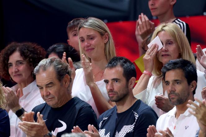 Irmã e mãe de Rafael Nadal chorando nas arquibancadas do Palacio de Deportes de Málaga (Espanha), durante a última partida do jogador espanhol na Copa Davis, em 19 de novembro de 2024.