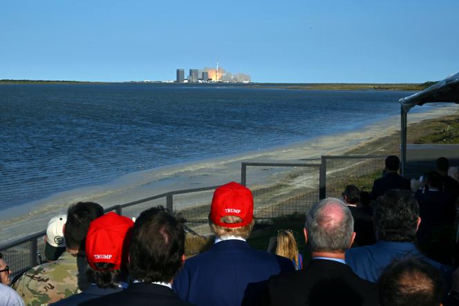 Le président américain élu, Donald Trump (de dos), lors du lancement de la mégafusée Starship, à Boca Chica, au Texas, le 19 novembre 2024.