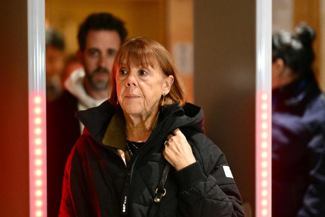Gisèle Pelicot deixa a quadra em Avignon, em 19 de novembro de 2024.