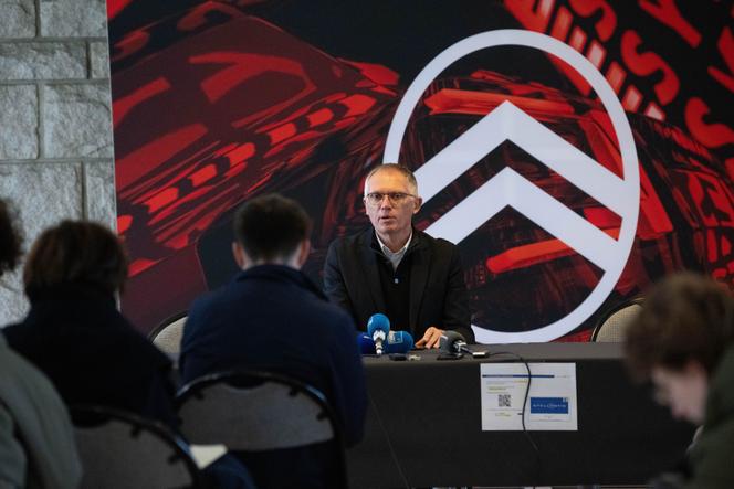 O diretor geral da Stellantis, Carlos Tavares, durante conferência de imprensa nas instalações de La Janais, em Chartres-de-Bretagne (Ille-et-Vilaine), 18 de novembro de 2024.