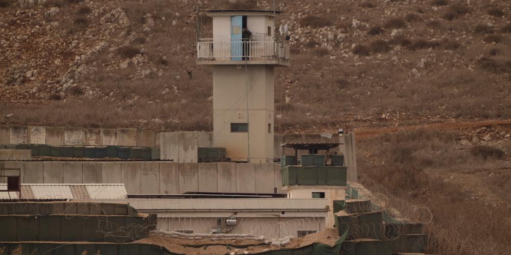 Un casque bleu sur une base de la Finul, près de la frontière avec Israël, dans le sud du Liban, le 19 novembre 2024.
