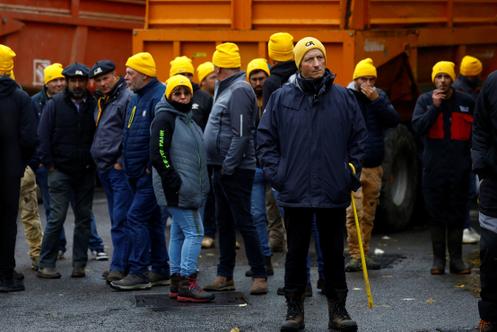 Des agriculteurs de la Coordination rurale devant la préfecture de la Haute-Vienne, à Limoges, le 19 novembre 2024.