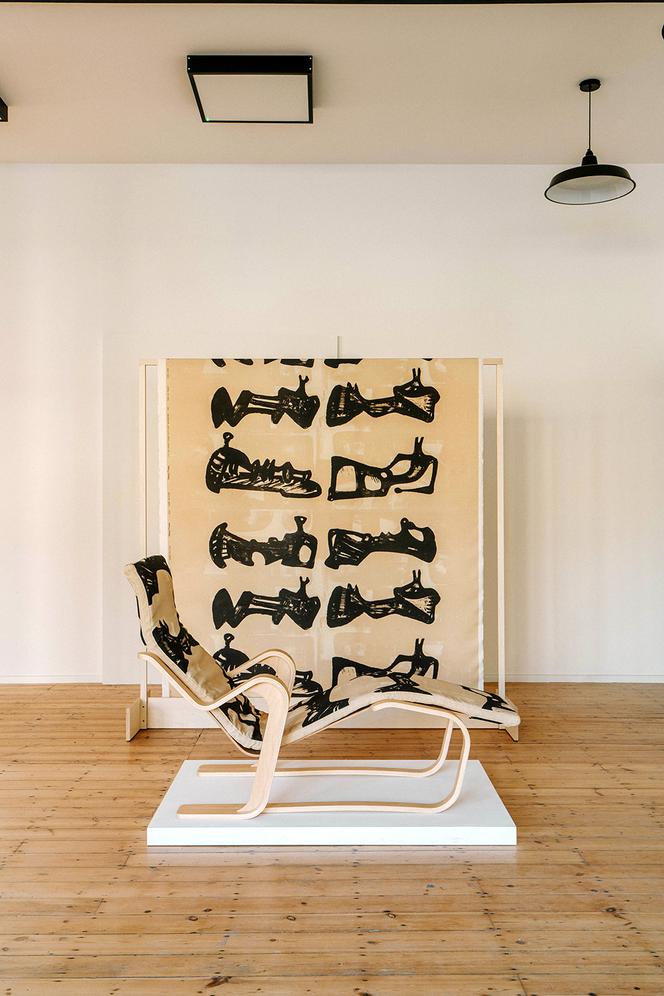 Le tissu qui habille la chaise longue Isokon reproduit l’œuvre de Henry Moore, « Six Reclining Figures with Buff Background ».