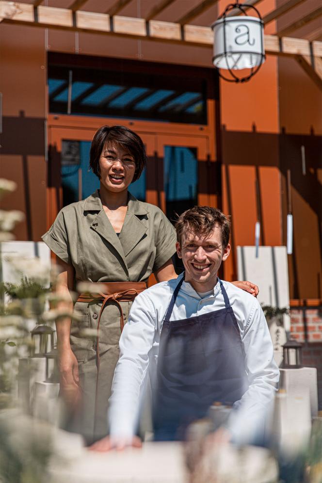 Nidta et Félix Robert sur la terrasse de leur restaurant Arborescence, à Croix (Nord), en 2023.
