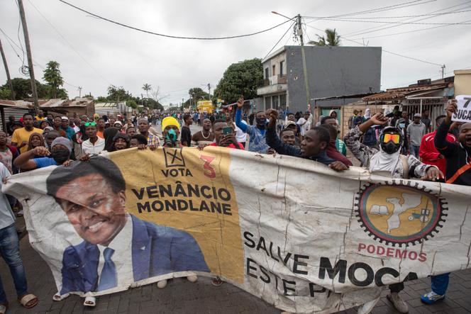 Des partisans de l’opposant mozambicain Venancio Mondlane manifestent contre le gouvernement, à Maputo, le 7 novembre 2024, après des élections contestées.