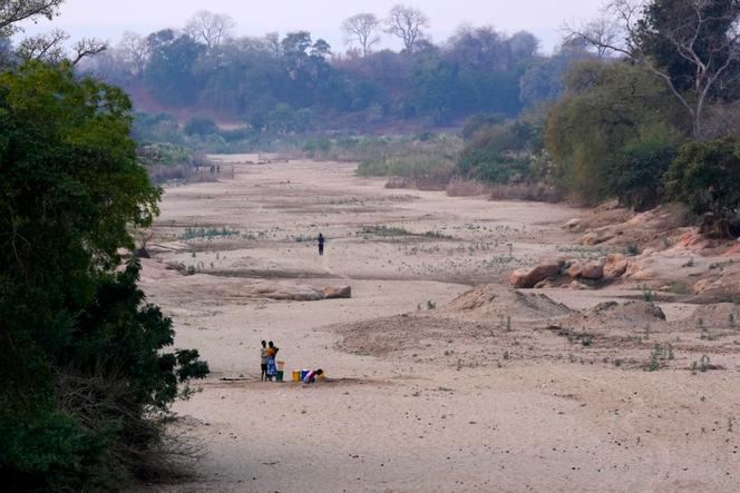 Lit d’une rivière asséchée à Lusitu, en Zambie, le 18 septembre 2024. 