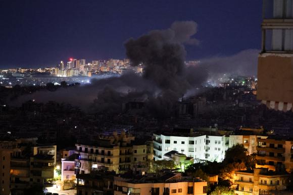 Frappe israélienne sur la banlieue sud de Beyrouth vue de Baabda, au Liban, le 21 novembre 2024.