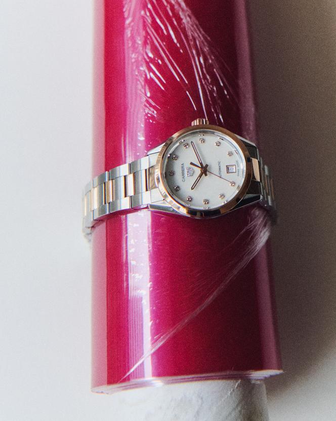 Montre Carrera Date, en acier et or rose, sertie de 11 diamants, Tag Heuer, 6 050 €. tagheuer.com