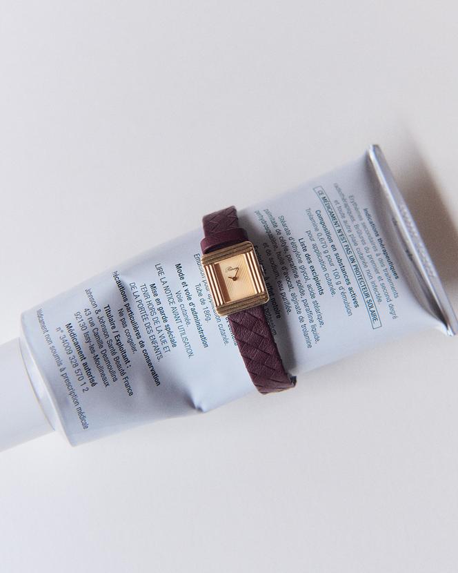 Montre Ma Première Mini, en or jaune, acier et bracelet en cuir de veau tressé, Poiray, 4 770 €. 
poiray.com