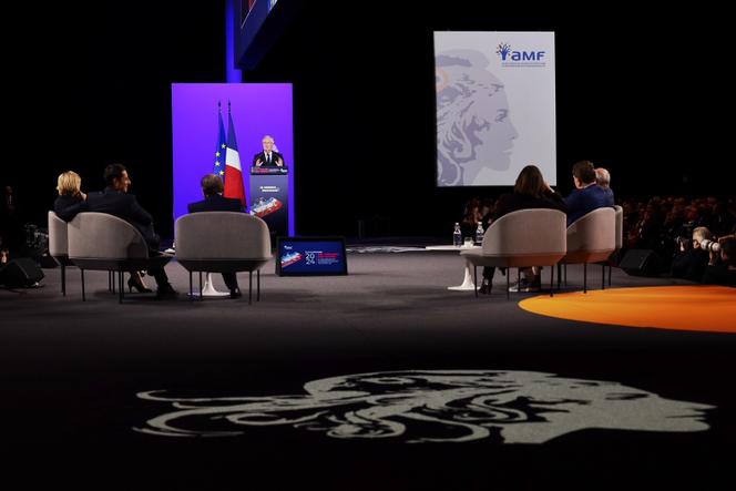 O primeiro-ministro Michel Barnier durante seu discurso por ocasião do 106º congresso da Associação de Prefeitos da França (AMF), em Paris, em 21 de novembro de 2024.