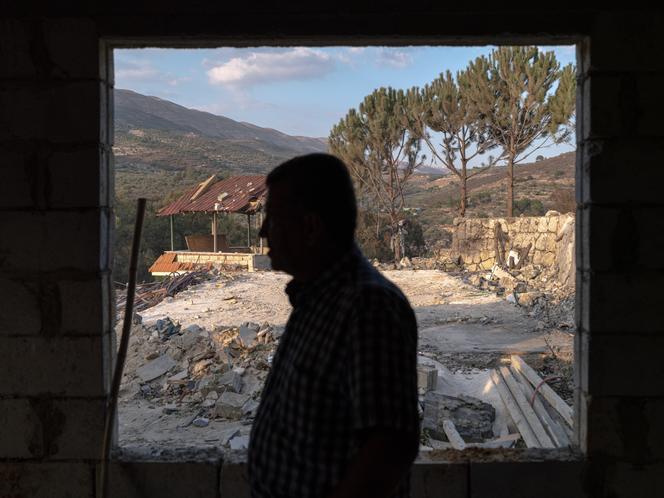 Um membro da equipe do Hasbaya Village Club, um conjunto de chalés à beira do rio, em Hasbaya, no sul do Líbano, em 9 de novembro de 2024. Um ataque israelense matou três jornalistas que estavam hospedados no complexo em 25 de outubro de 2024.