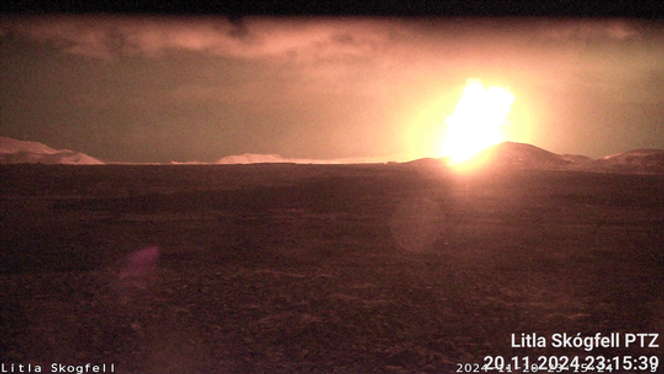 Uma captura de tela de uma webcam cerca de um minuto após o início da erupção, na quarta-feira, 20 de novembro.
