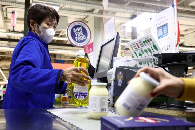 Dans un hypermarché, à Paris, le 4 janvier 2024.