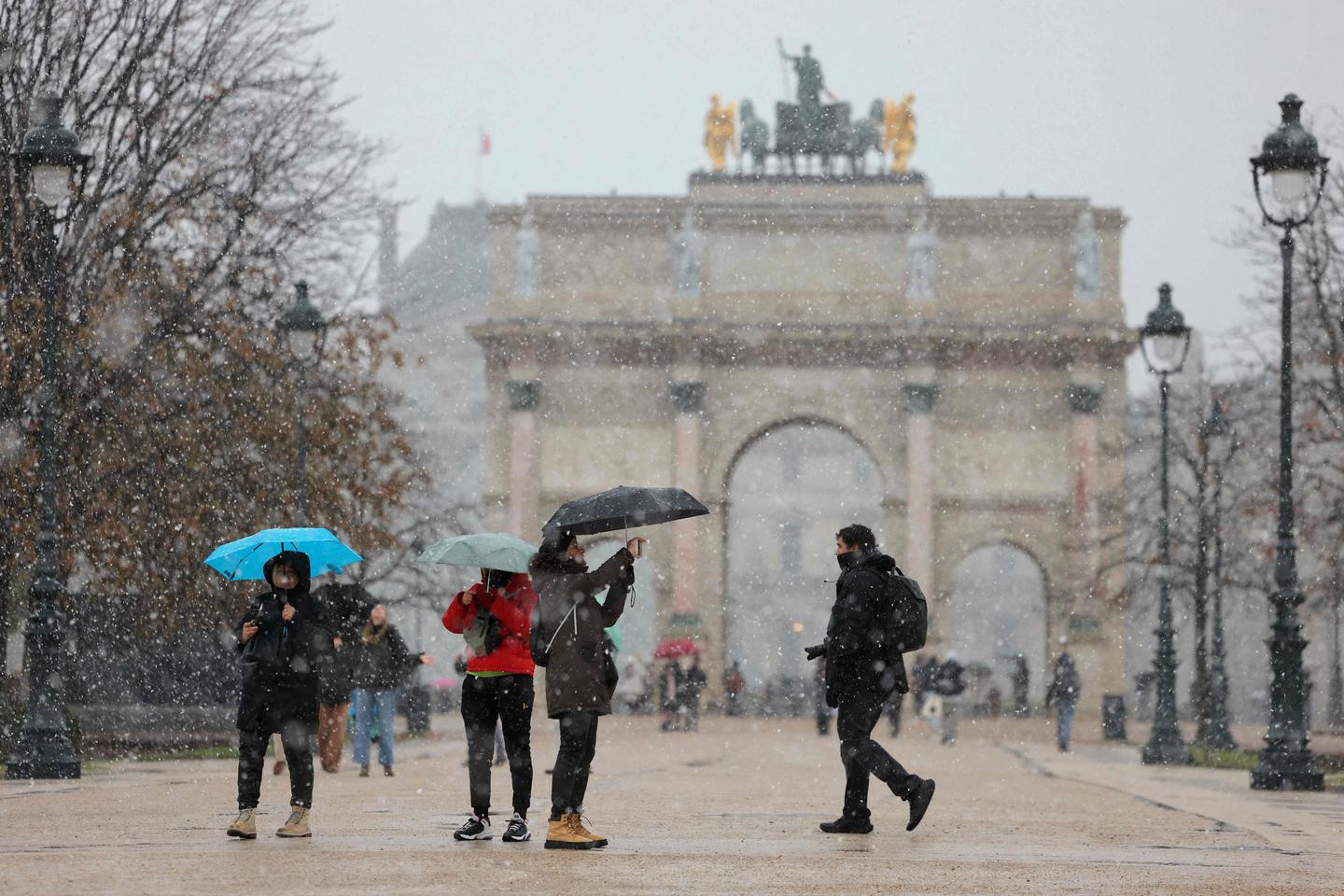Snow in the city: Parisians wrap up as winter arrives in French capital