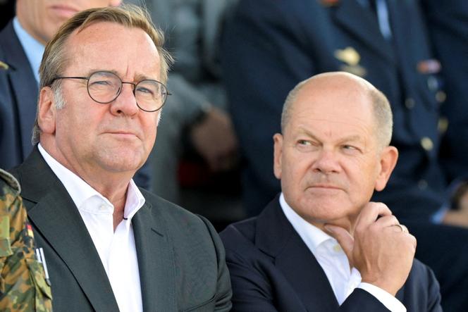 O Ministro da Defesa alemão, Boris Pistorius, e o Chanceler Olaf Scholz participam do comissionamento do sistema de defesa aérea IRIS-T SLM no Quartel Bundeswehr Todendorf em Panker, Alemanha, 4 de setembro de 2024. 