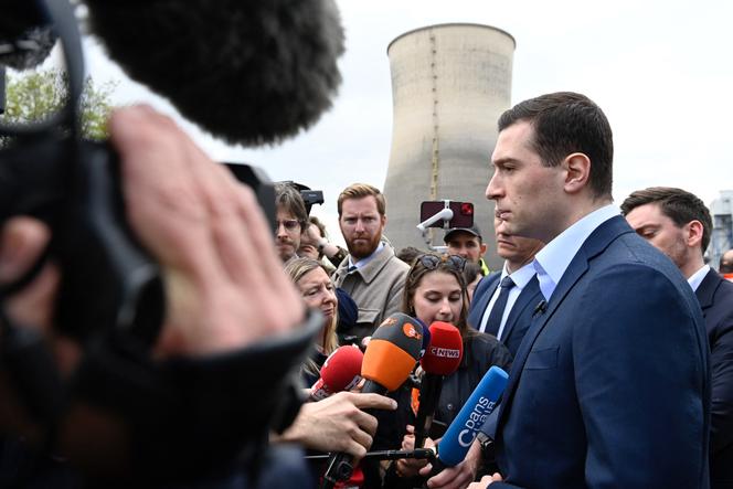 Le président du Rassemblement national, Jordan Bardella, sur le site de la centrale à charbon de Carling (Moselle), le 7 mai 2024.