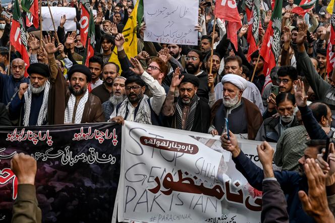Muçulmanos xiitas manifestam-se durante uma marcha contra os ataques que deixaram pelo menos 43 mortos, no distrito de Kurram, em Parachinar, província de Khyber Pakhtunkhwa, em Lahore, em 22 de novembro de 2024.